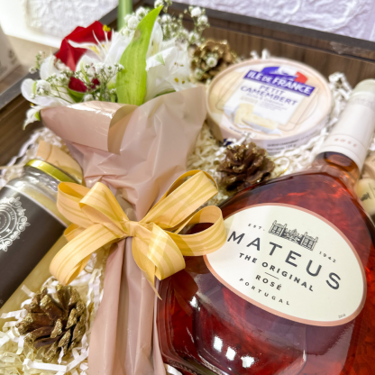 KIT VINHO PORTUGUÊS- MATEUS ROSÉ, QUEIJO E FLORES - Imagem 2